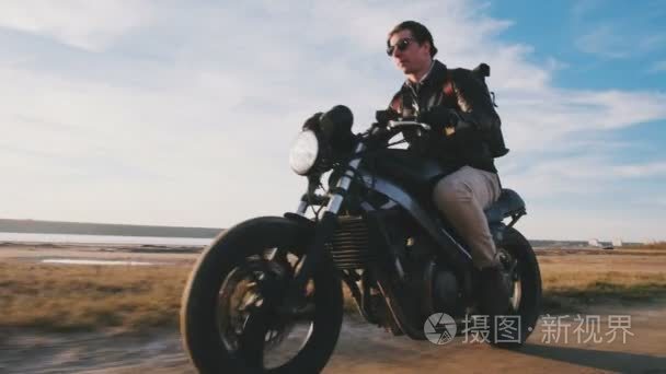 男子骑摩托车在日落时视频
