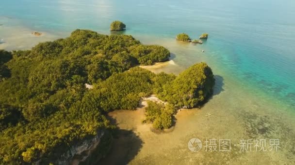 与热带岛屿、 沙滩、 岩石和波浪的海景。薄荷岛，菲律宾