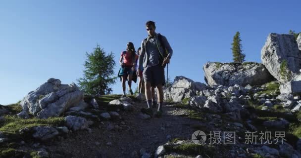 四个朋友走在登山步道路径视频