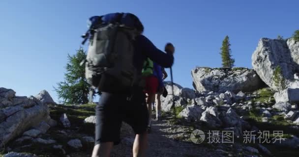 四个朋友走在登山步道路径视频