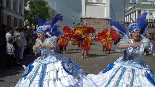 妇女在狂欢节服饰桑巴狂欢节期间在城市的街道上跳舞视频
