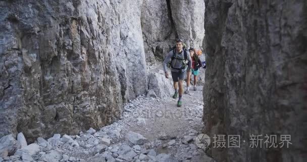 朋友走沿远足径岩石峡谷路径视频