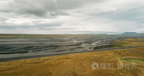 与融化冰川谷上它的鸟瞰图。冰岛的自然的美丽景观