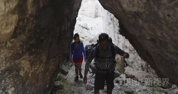 朋友走沿远足径岩石峡谷路径视频