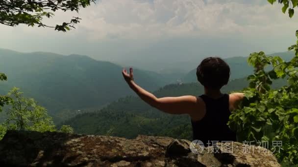 女人享受山风景视频