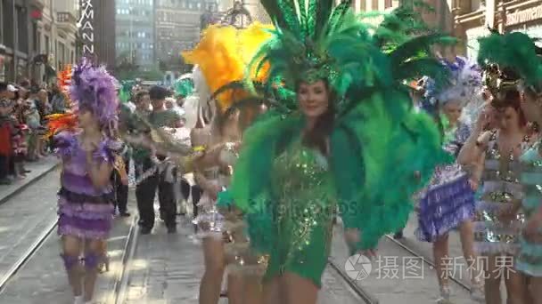 妇女在狂欢节服饰桑巴狂欢节期间在城市的街道上跳舞