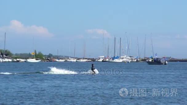 在 flyboard 上的一个人