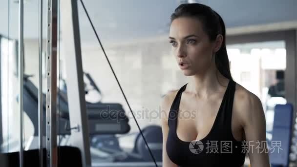 在健身房里锻炼的可爱女人