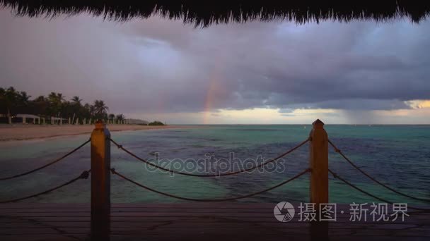 多米尼加蓬塔卡纳海滩上的热带雨后彩虹视频