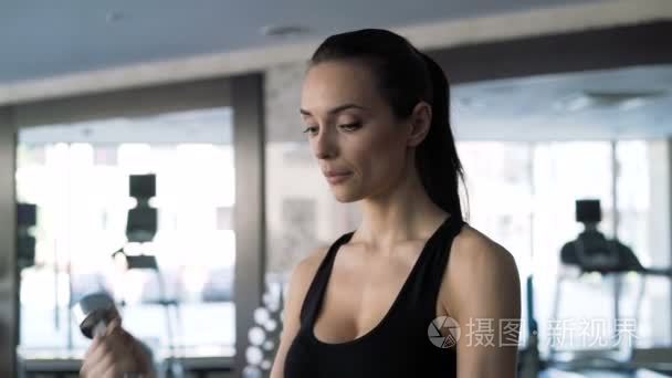 在健身房里锻炼的可爱女人视频
