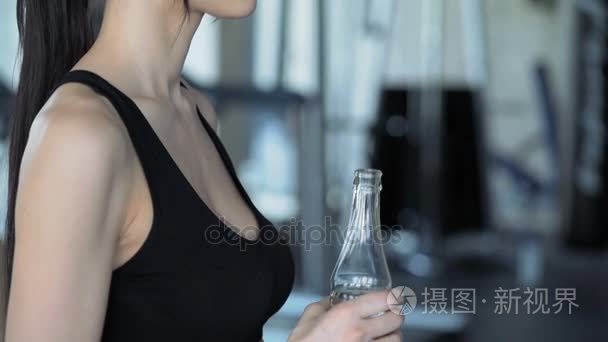 在健身房里锻炼的可爱女人