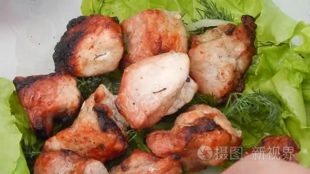 炒烤肉串与生菜特写视频