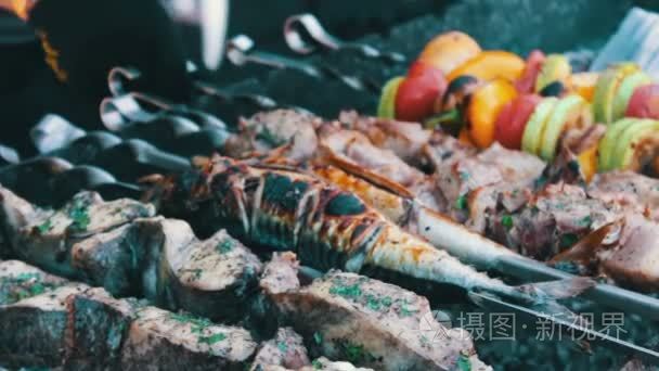 烧烤鱼 肉和蔬菜在烤架上烤。在街头，taseful，美味的街头食品，快餐，小吃