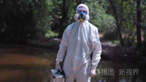 生态学家在西装拿着平板电脑视频