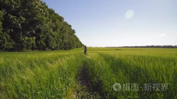 女性和宠物溜达视频