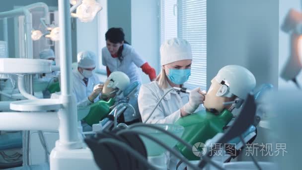 学生练习在牙科活动视频