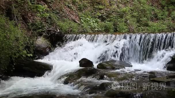 快速的山间溪流与瀑布视频