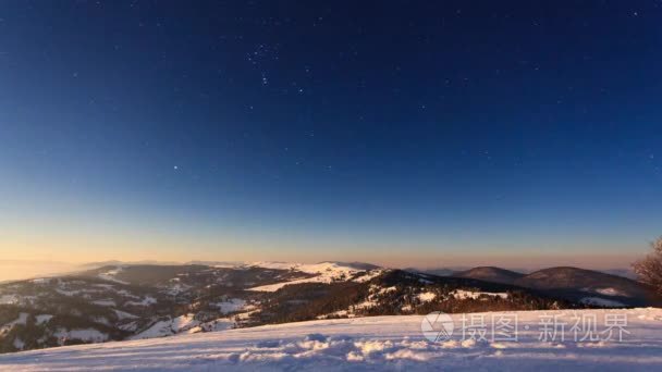 雾与星状的天空冬季过山视频