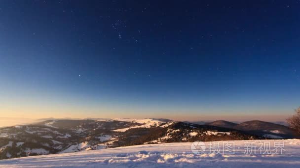 雾与星状的天空冬季过山