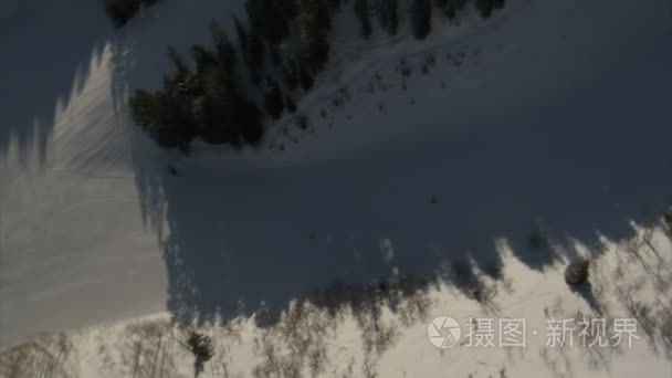空中拍摄的滑雪者旋转 360