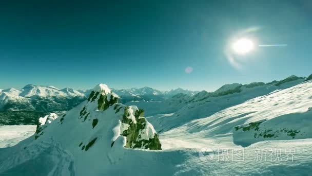 雄伟壮观的山脉高峰上空中俯视图飞过冬季雪景