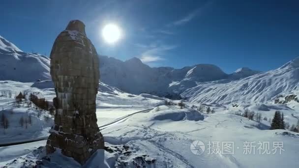 雪冬季景观山自然鹰度假村休闲视频