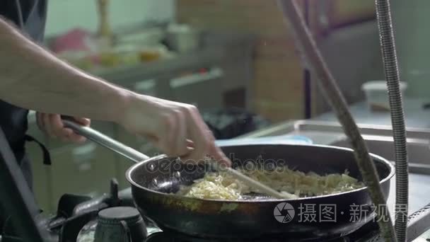 厨师在烹饪用酒汁的工作视频