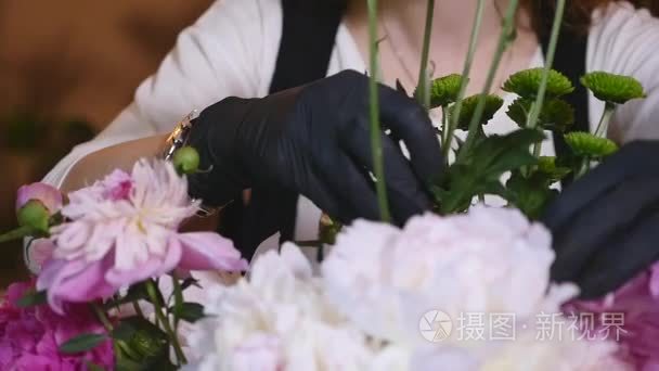花店的手使花束花在灰色锅视频