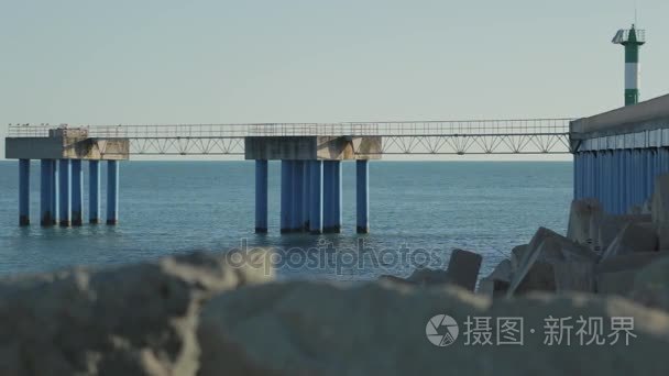 前景上的模糊多岩石的海岸海墩慢全景