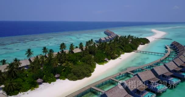 v03673 空中飞行无人驾驶查看的马尔代夫白色沙滩上阳光明媚的热带天堂岛与水色蔚蓝的天空海洋水海洋 4 k 豪华 5 星级度假视频