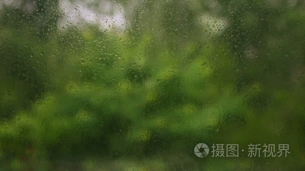 在玻璃上的雨水滴