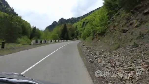 乘汽车旅行在斯瓦涅季的道路上。穿过森林和山脉的公路旅行。格鲁吉亚