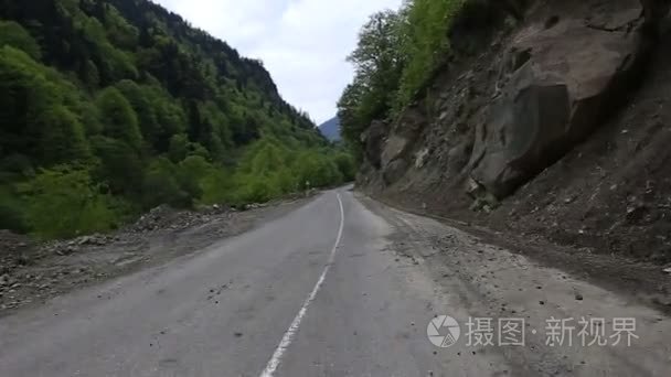 乘汽车旅行在斯瓦涅季的道路上。穿过森林和山脉的公路旅行。格鲁吉亚