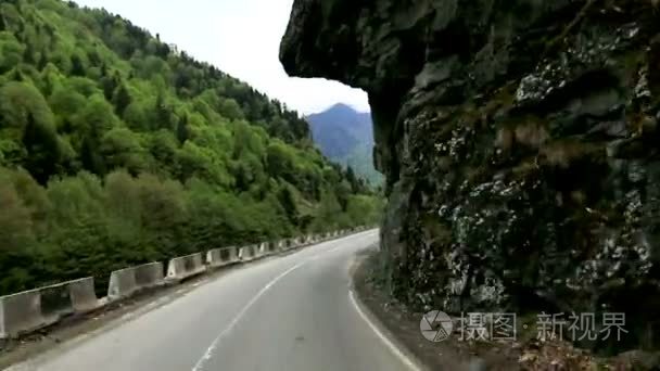 乘汽车旅行在斯瓦涅季的道路上。穿过森林和山脉的公路旅行。格鲁吉亚