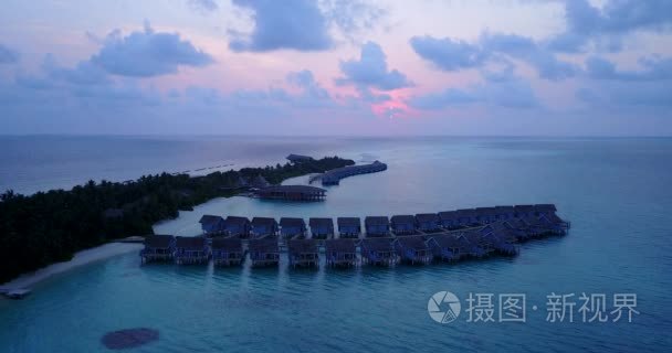 v03685 空中飞行无人驾驶查看的马尔代夫白色沙滩上阳光明媚的热带天堂岛与水色蔚蓝的天空海洋水海洋 4 k 豪华 5 星级度假视频