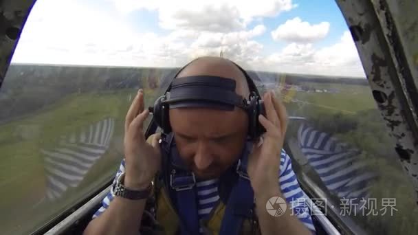 震惊的男人在特技飞机在天空中视频