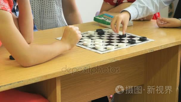 孩子们在幼儿园玩跳棋。特写