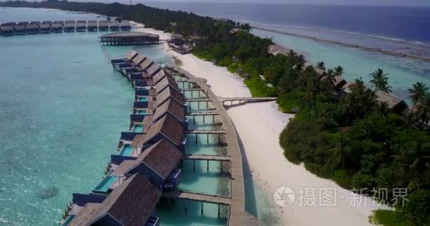 v03575 空中飞行无人驾驶查看的马尔代夫白色沙滩上阳光明媚的热带天堂岛与水色蔚蓝的天空海洋水海洋 4 k 豪华 5 星级度假视频