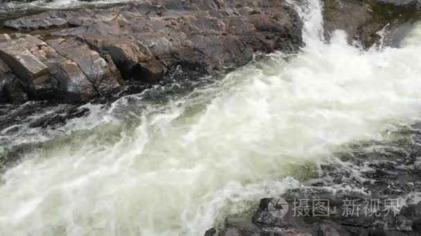 快速冲水来揭示更多的流视频