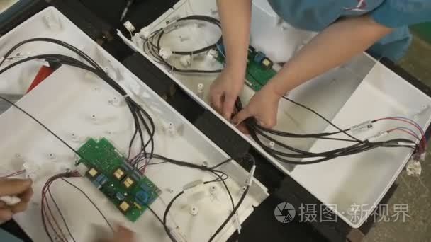 连接和固定电线在冰箱里的工人视频