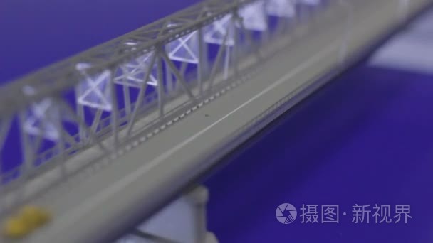用小的汽车运输桥梁模型视频