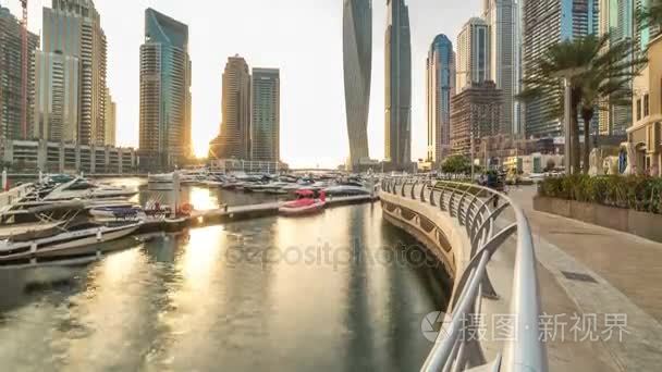 在迪拜，阿拉伯联合酋长国的迪拜码头摩天在美丽的日落景色游戏中时光倒流