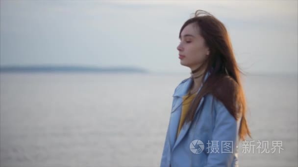 可爱浪漫的女人走在晚上湖附近视频