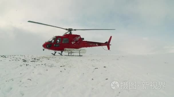 站在山顶直升机视频