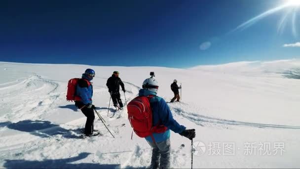 男子滑雪者等待与朋友视频