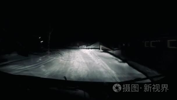 那个冬天路上在车里旅行在夜晚视频