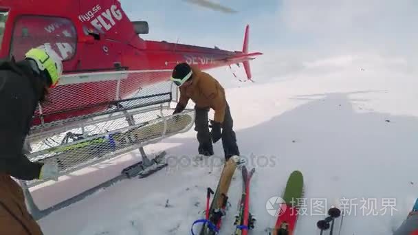 男子卸载滑雪板从直升机视频