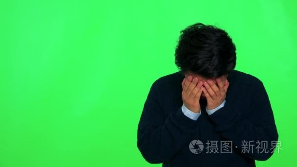 一个亚洲年轻男子哭视频