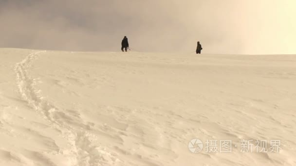 阿尔泰山中徒步旅行的游客视频