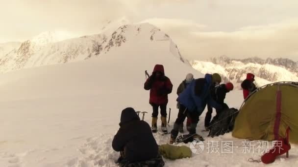 群在阿尔泰山的游客视频